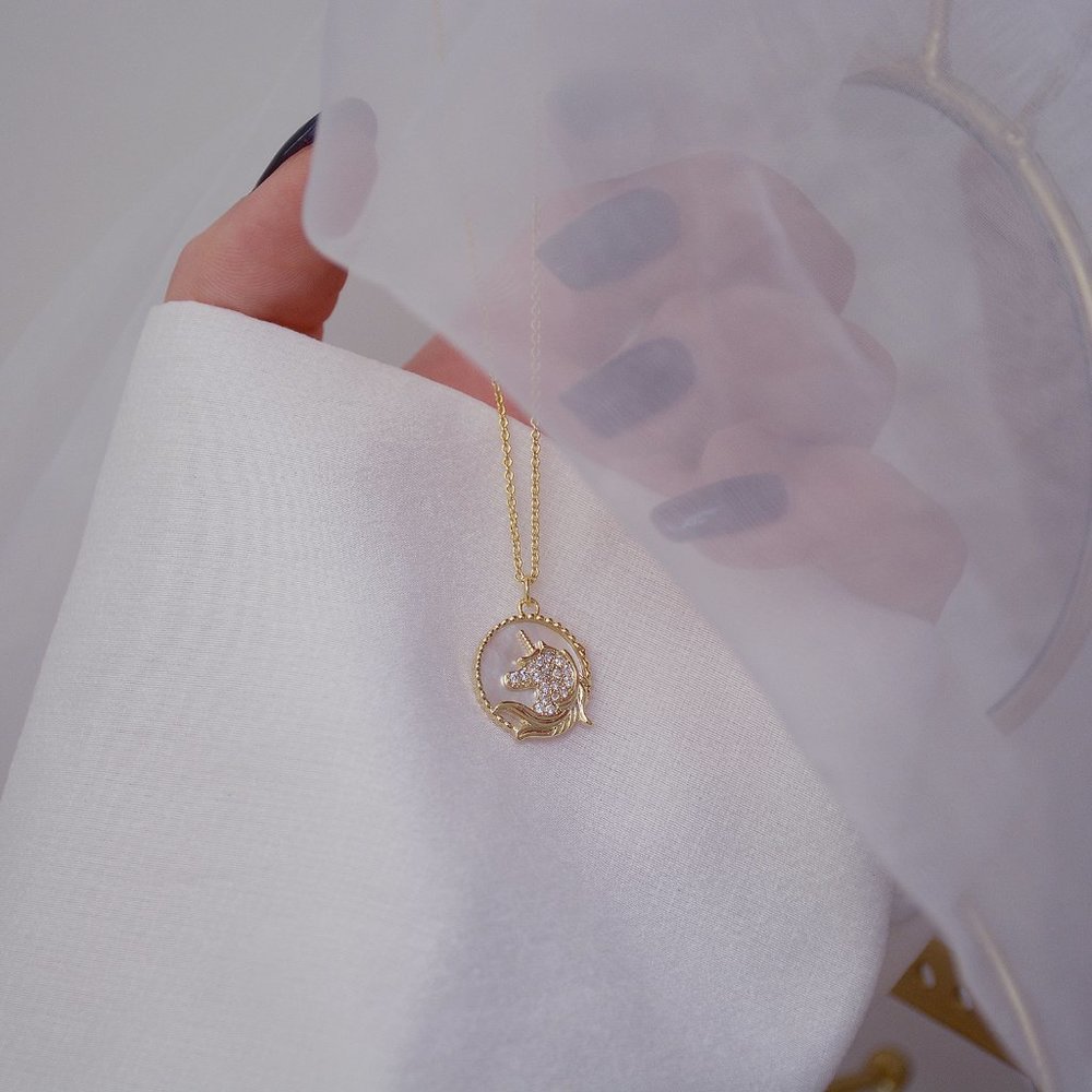 NEW 14K Gold Plated Shell Diamond Unicorn Horse Round Pendant Necklace - Picture 3 of 8